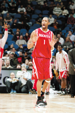 邵佳一告诫小球员：怎么能喝可乐呢，光跟老队员学散漫了（邵佳一提醒小球员：可乐怎能喝？别把老队员的散漫学去了）