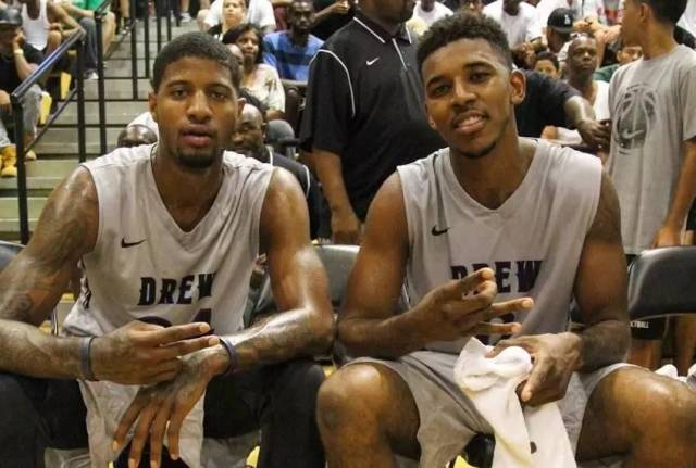 文胖：在雄鹿裁掉利拉德后，字母哥对雄鹿感到非常失望（文胖称：利拉德被雄鹿裁掉后，字母哥对球队极度失望）