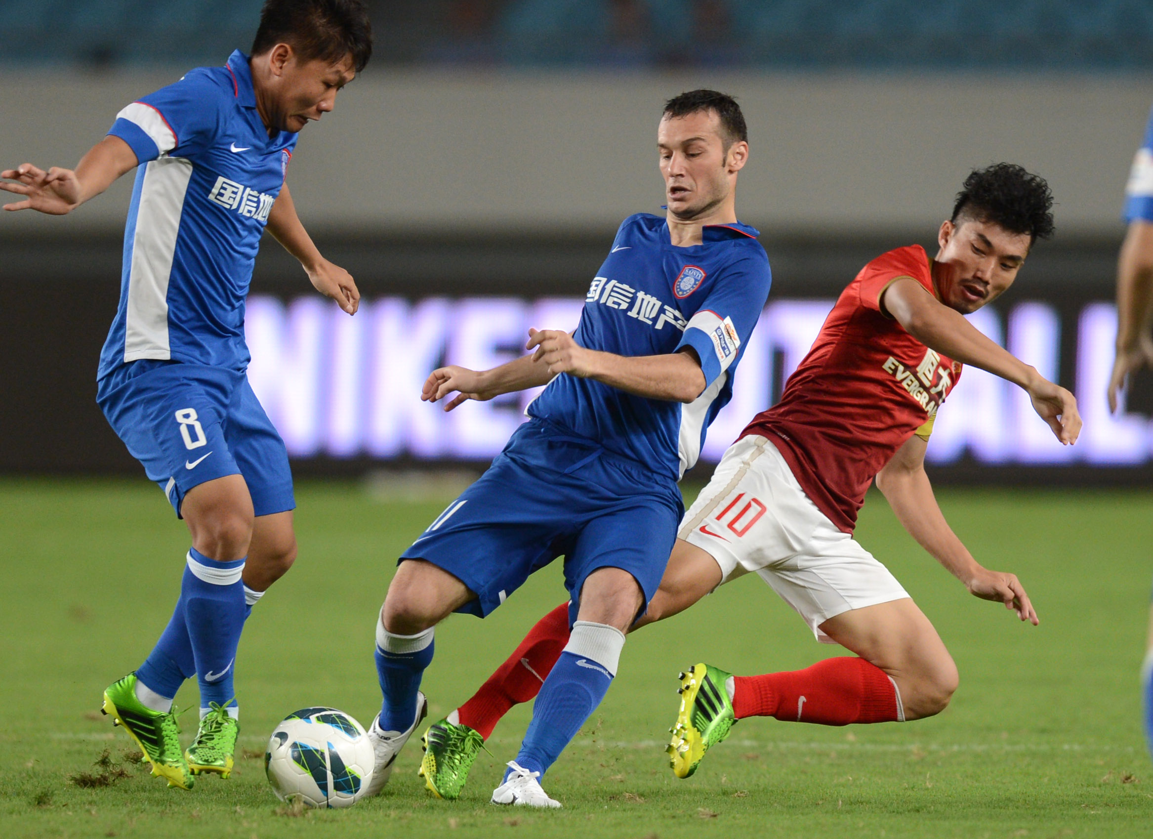 明日湖人战猛龙伤病：东契奇、巴雷特等5将缺席（湖人明日对阵猛龙伤情更新：东契奇、巴雷特等五人缺阵）