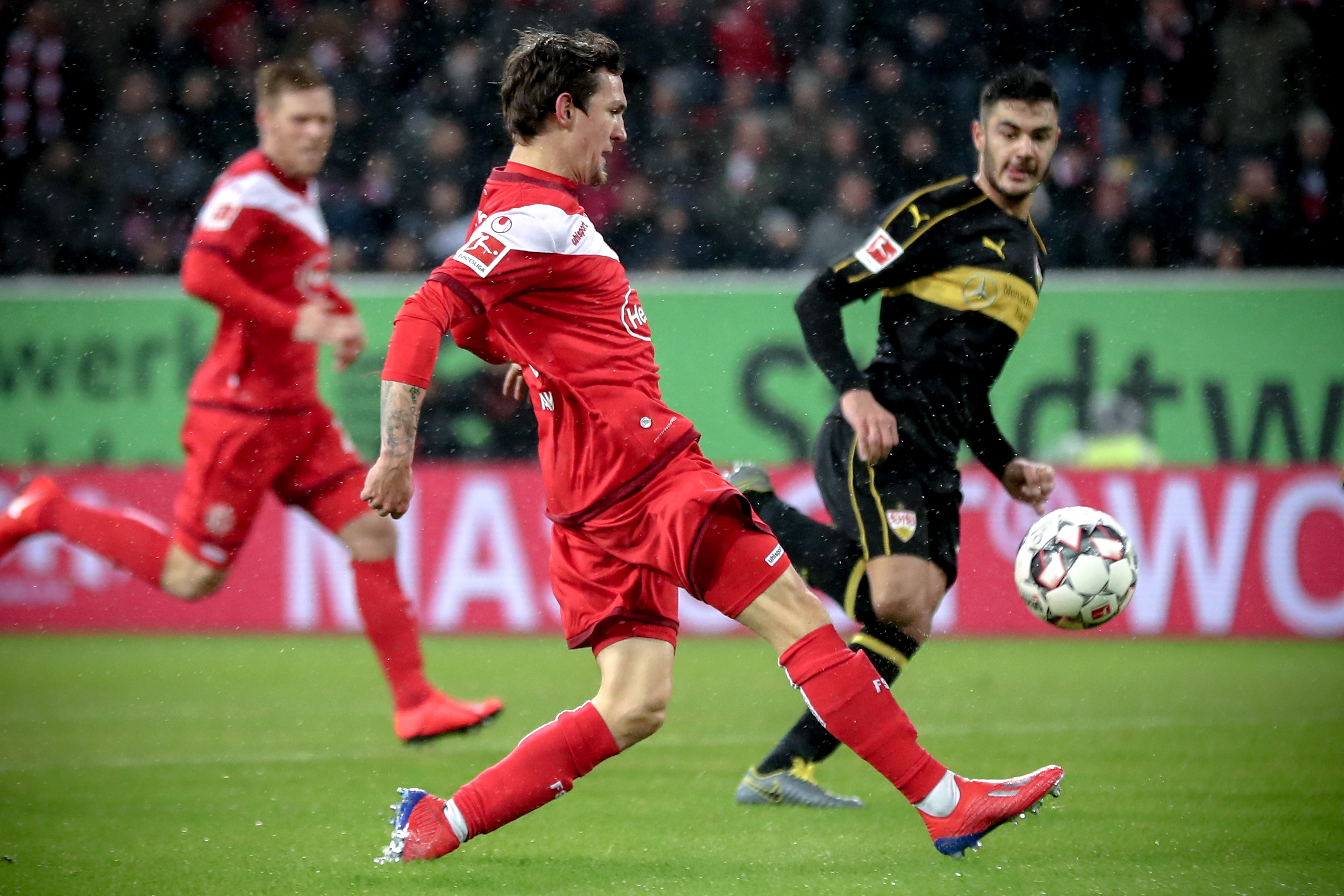 里程碑，海港中场徐新已为中国俱乐部出战200场比赛（中国俱乐部200战达成！海港中场徐新迎来职业里程碑）